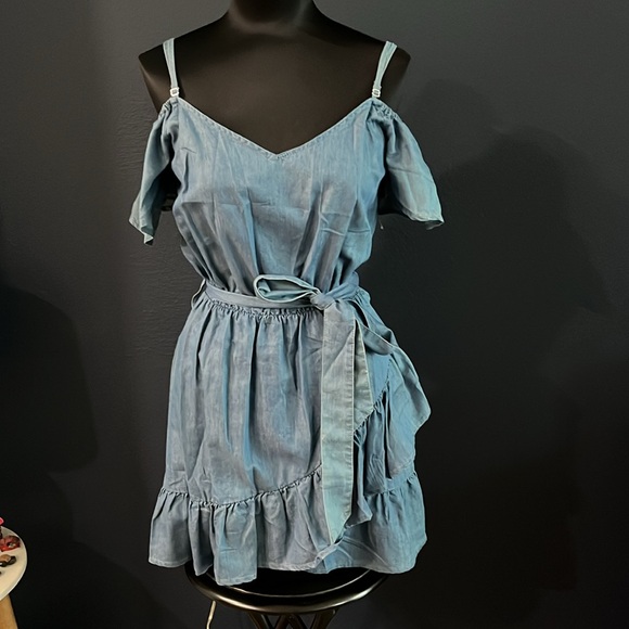 Love Tree Dresses & Skirts - Love Tree chambray ruffled belted sleeveless mini dress sz M